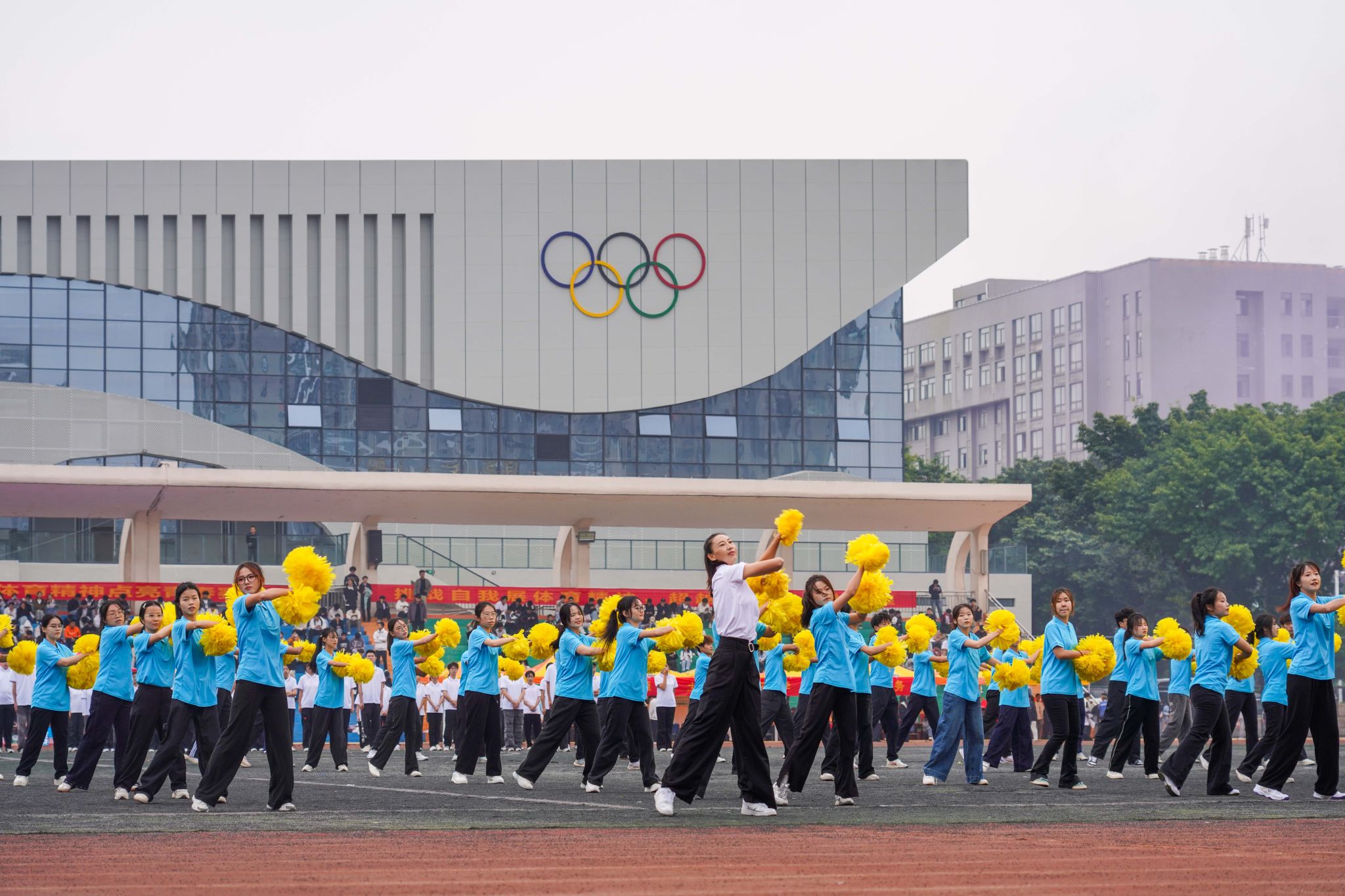校长邱建丁主持大会
