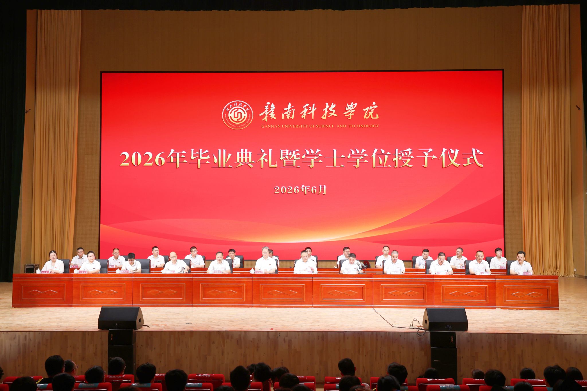指导教师及学生志愿者深入交流